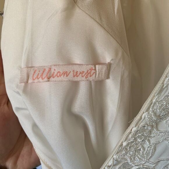 Sz 2 Wedding dress - Picture 8 of 16